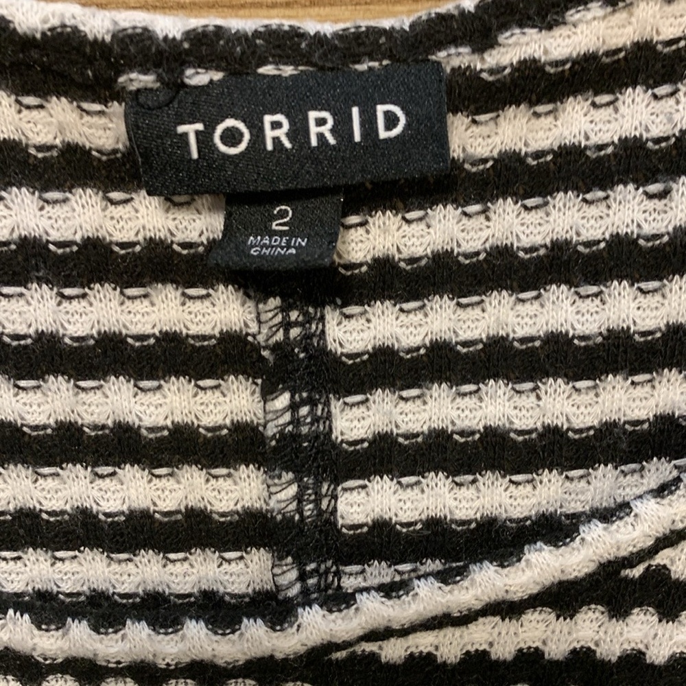 Torrid Waffle Black WhiteKnit Long Sleeve Stripped Shirt Size 2 - 18/20 - Picture 3 of 9
